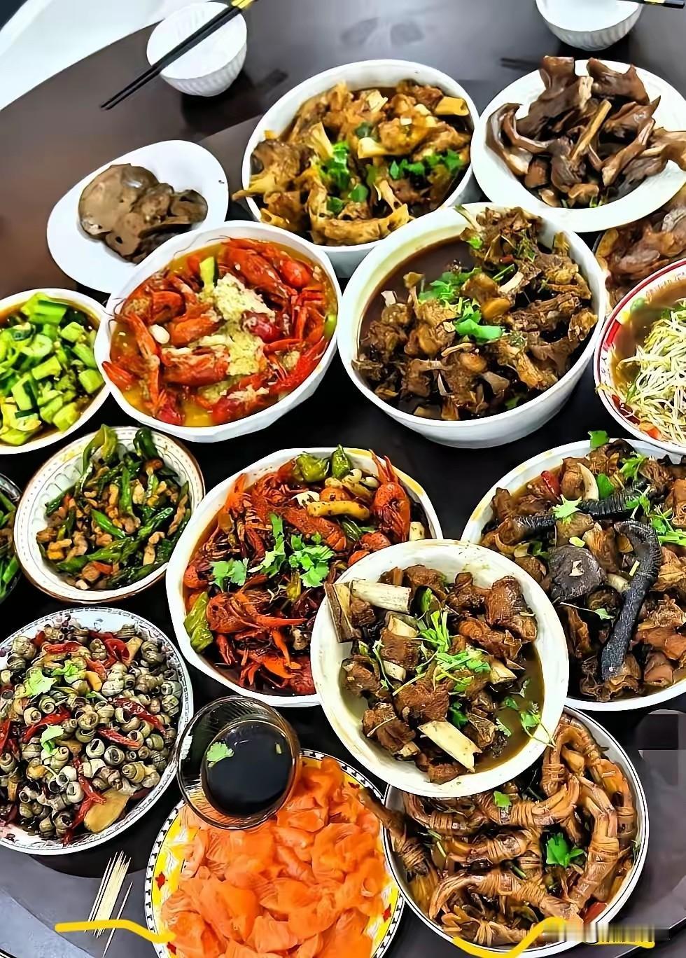 今晚这顿饭，真是把我吃感动了。
 
​我们六个临时起意，杀到发小家蹭饭。结果一进