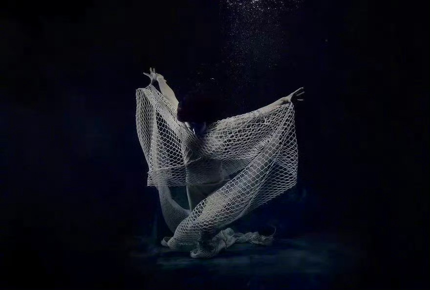 余华说：精神内耗，说白了就是自己心里的戏太多了，言未出，结局已演千百遍，身未动，