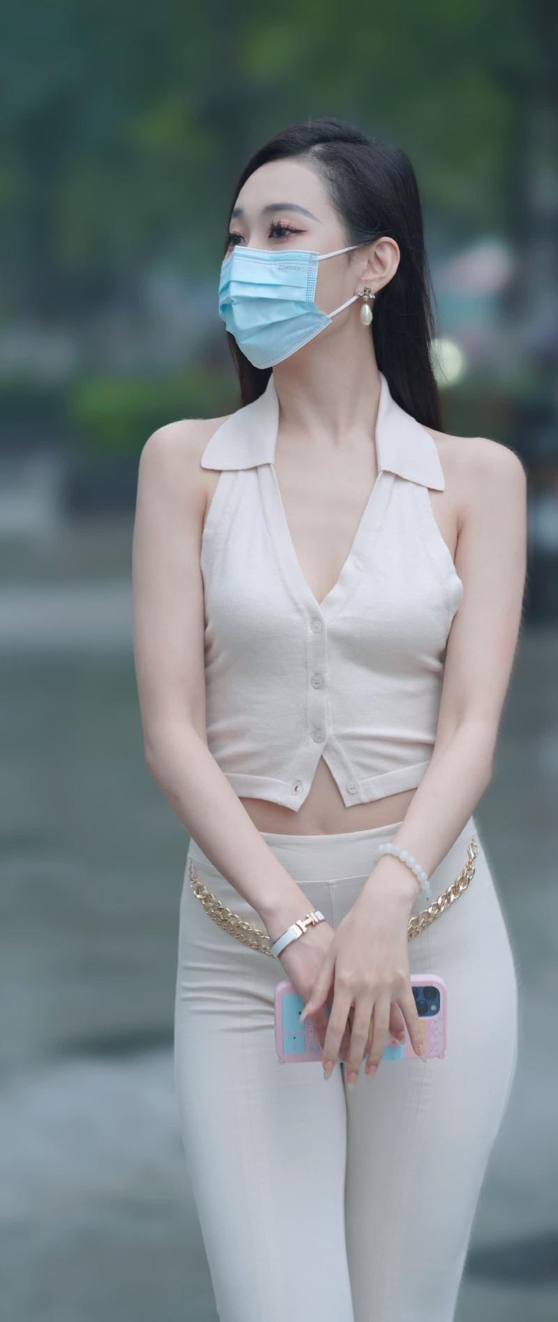 这套穿搭是轻熟辣妹风，既精致又带点小性感，很适合日常出街或约会~
 
核心亮点：