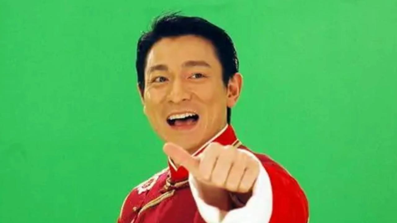 刘德华很忙，一边参加电影家协会年度会议，一边进驻全国大大小小的超市，恭祝大家选购