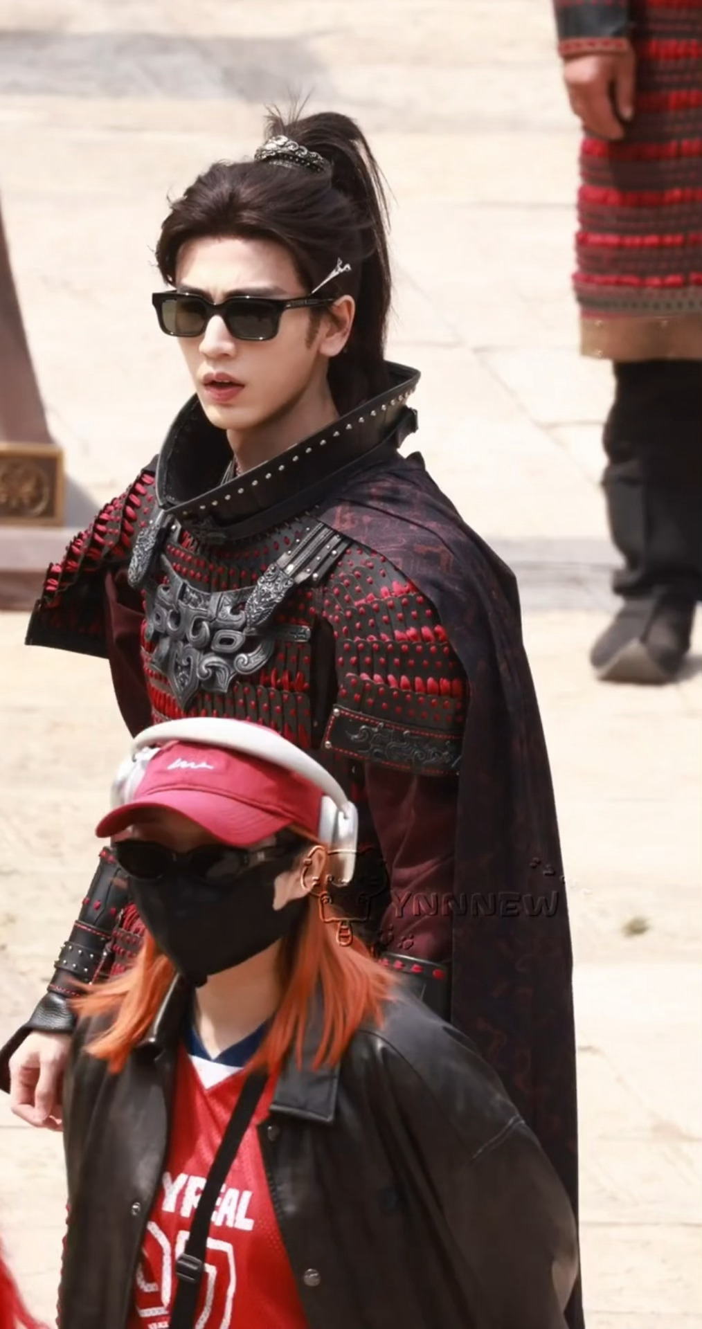 也没人告诉我古人戴墨镜这么带劲啊，张凌赫简直帅得崩溃张凌赫古装戴墨镜