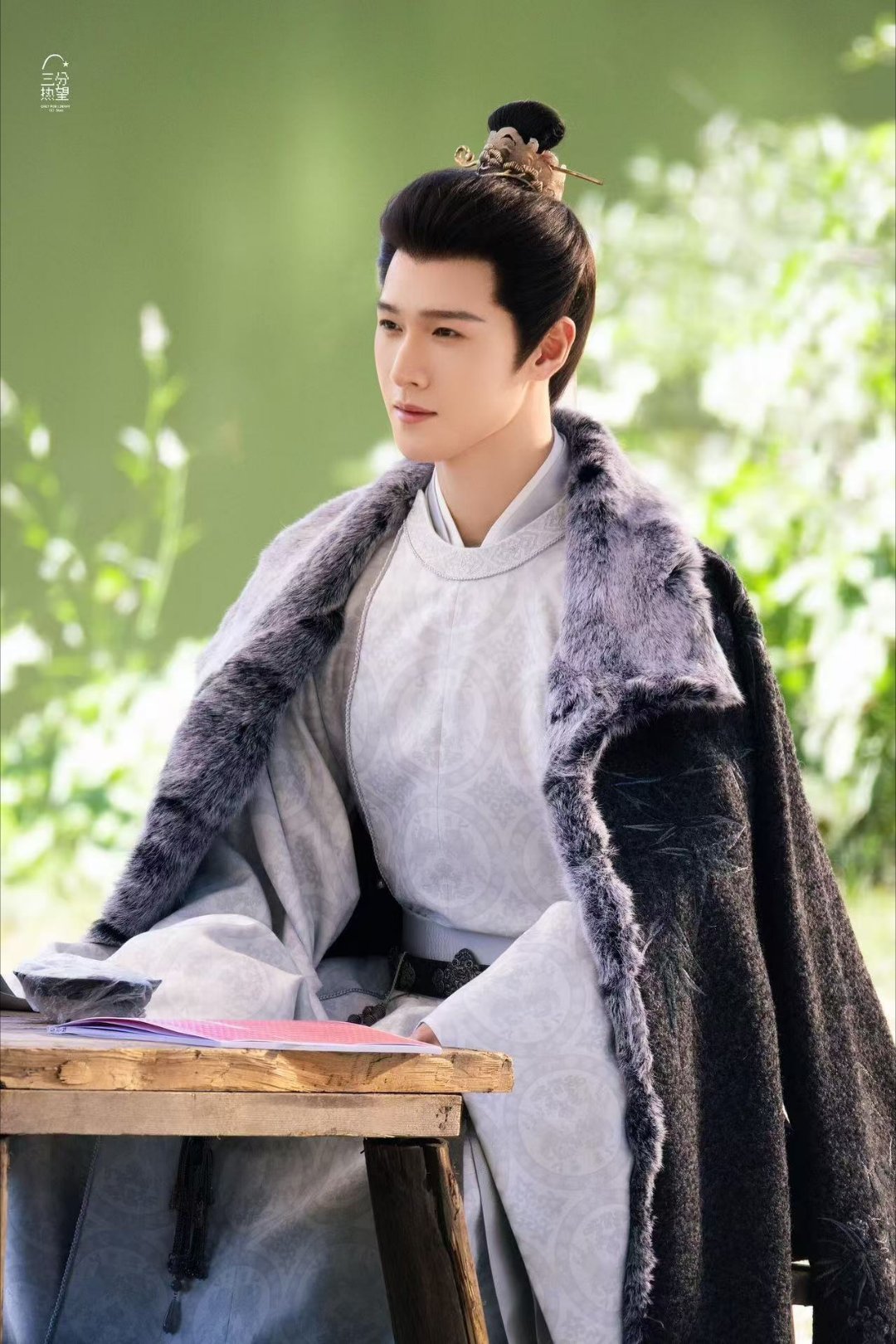 用白鹿李昀锐打开女帝权臣文学 李昀锐演权臣，我脑子里已经有画面了：朝堂上不苟言笑