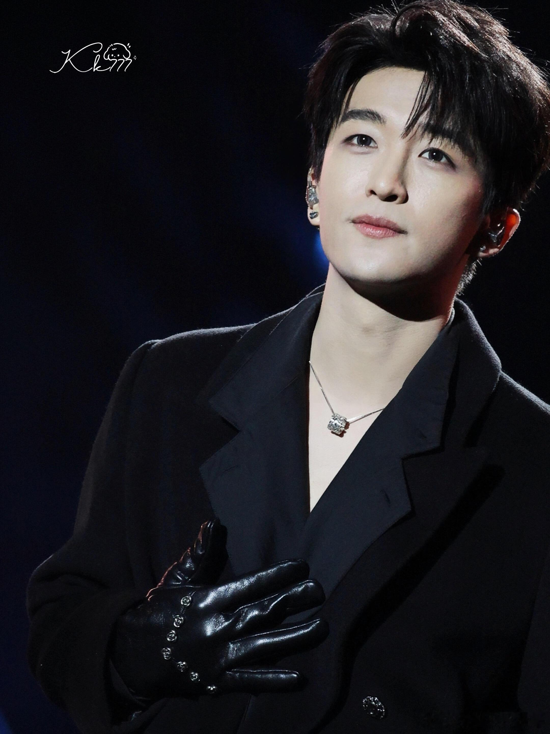 黄子弘凡[超话]  黑色系多穿爱看😎黄子弘凡｜ ​​​