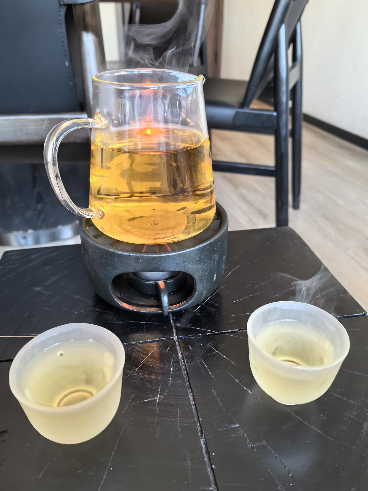 寒风凛冽的冬日里，我喜欢煮一壶老白茶，顺手再放一小片陈皮和两朵菊花。
     