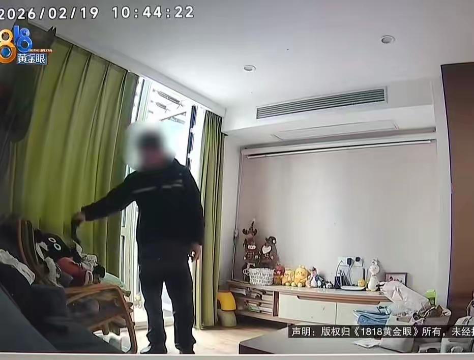 “摸我女友内衣内裤，太恶心了！”这句话，瞬间点燃了无数人的怒火。

杭州的小张回