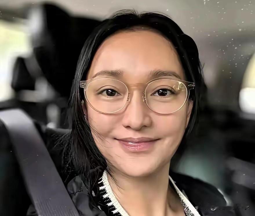 51岁的周迅被嘲老了，我想说这才是女人自然老去的样子，她只是真实而已，没有刻意的