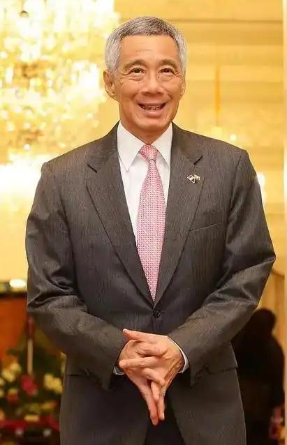 对新加坡不能心慈手软。新加坡前总理李显龙在日前的演讲中说，我们和中国人同宗同祖，