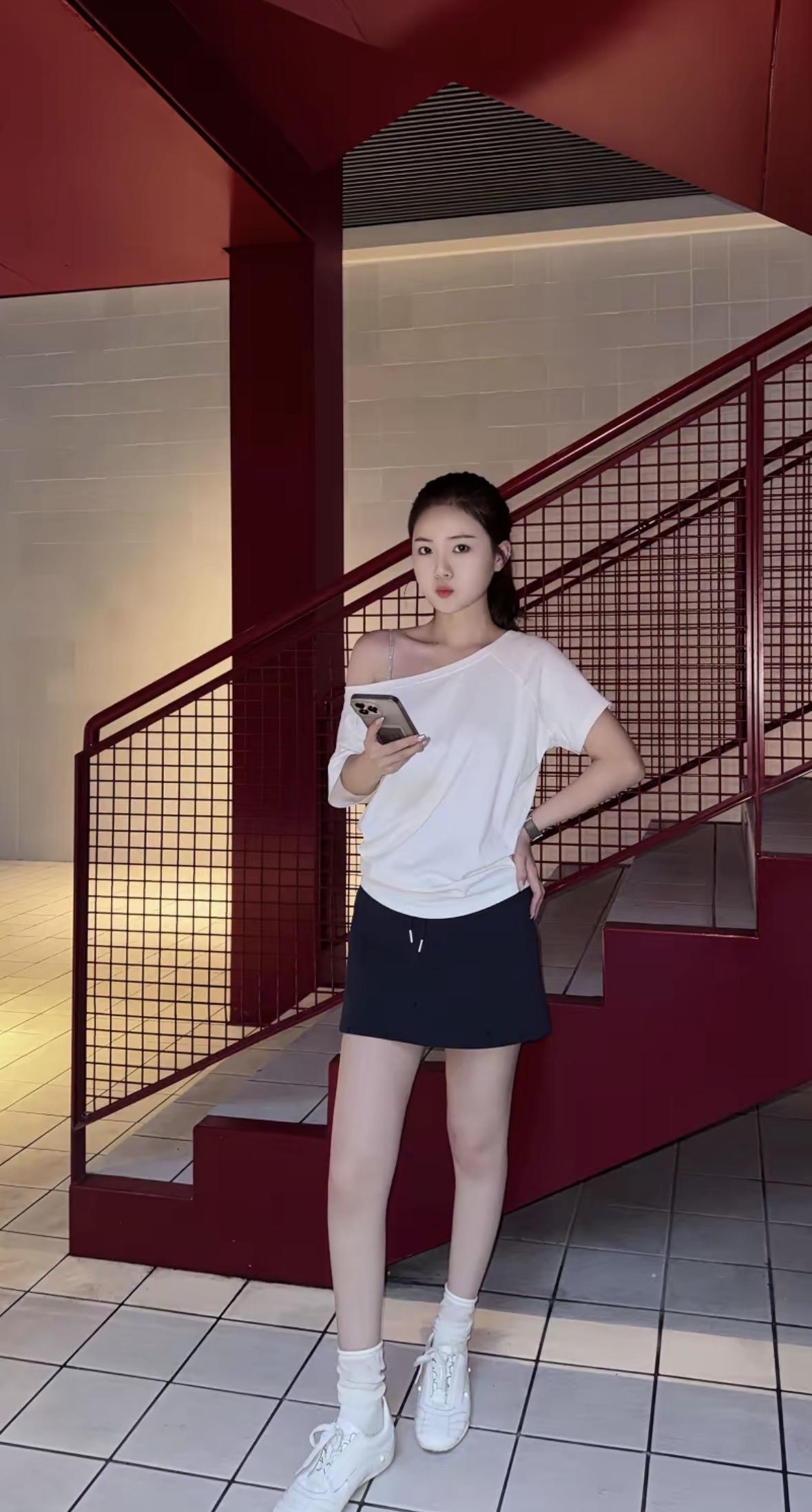一个女孩站在楼梯旁