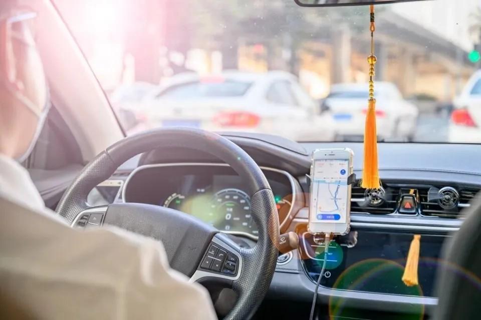 上海网约车司机充电时猝死，保险公司以“未在开车”拒赔60万，法院：全额赔付
 
