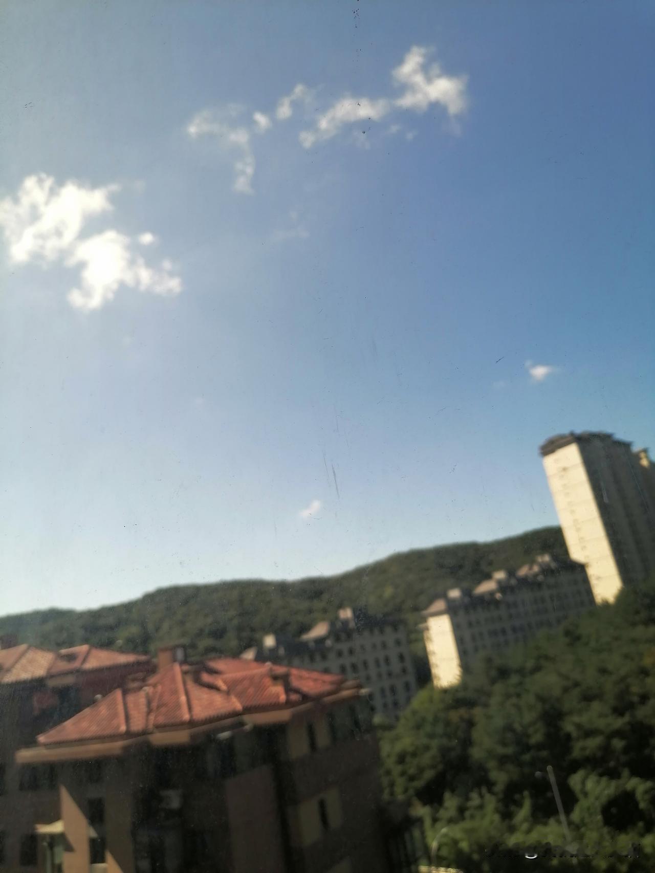 刚刚拍的天空，时晴时阴，一会儿云团锦簇，一会儿如同仙女散花，百般姿态不停的变换着