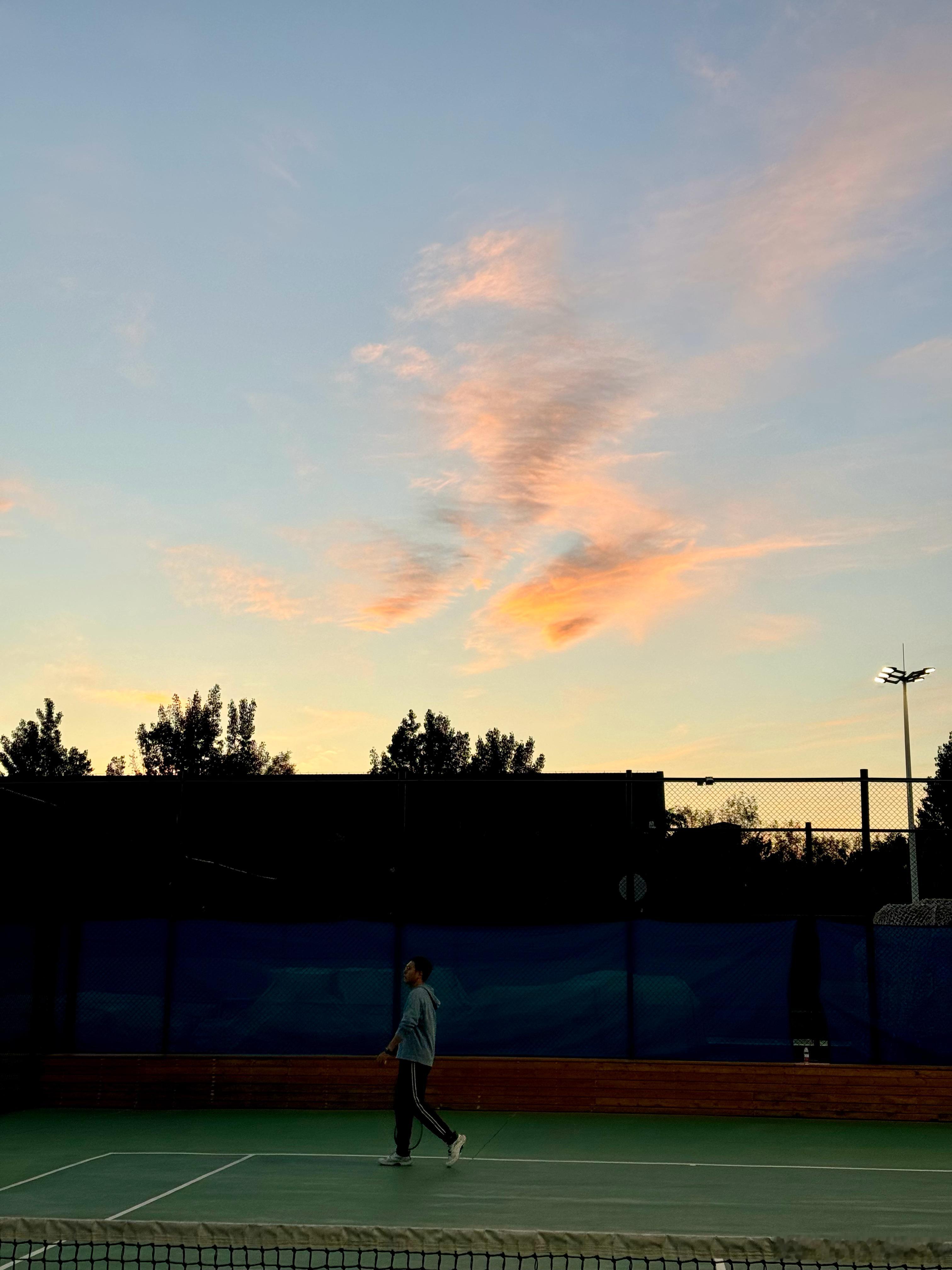 深秋🍂在外场打网球凉意渐浓，但夕阳很美 ​​​