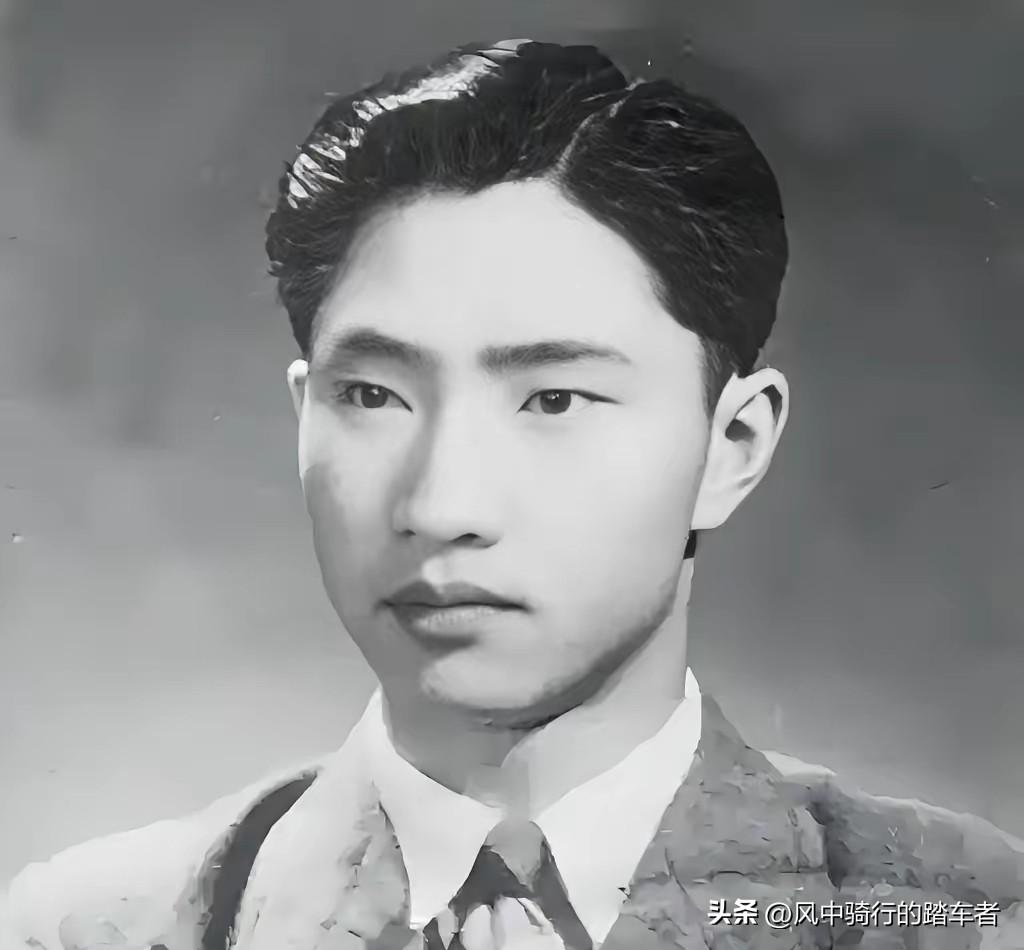 今天在菜市场逛的时候，
看到了特别让人心
里一暖的场景！
一位头发花白的老奶奶蹲