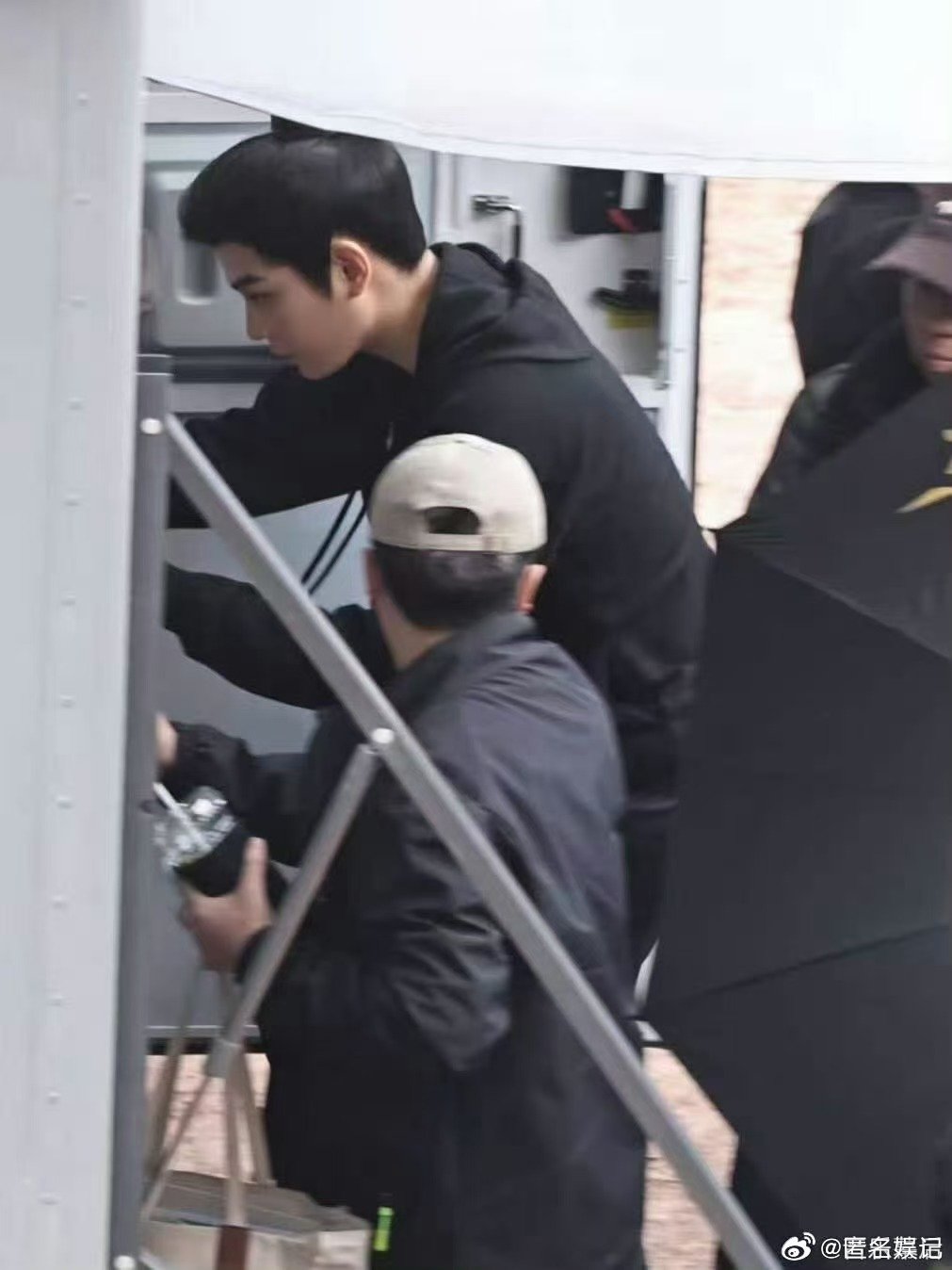 丁禹兮司宫令赵皑路透司宫令丁禹兮赵皑首次曝光，造型亮眼，妥妥的古装天选之人。 