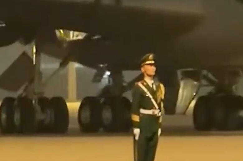 最近外网上一段中国仪仗队的视频火得一塌糊涂。

画面里，特朗普的专机引擎轰鸣，气