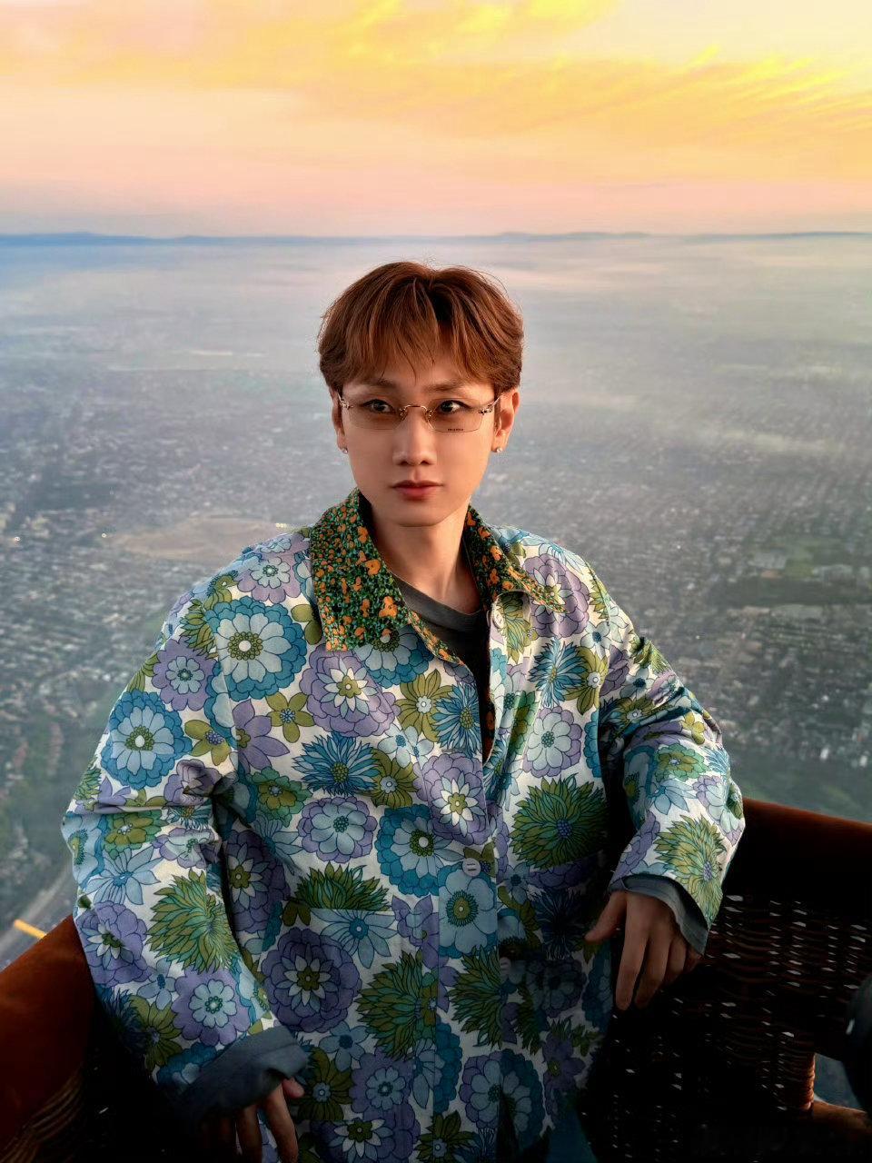 汪苏泷海外明信片汪苏泷海外明信片送达！夕阳下的城市剪影，他静立远眺，风拂发梢，温