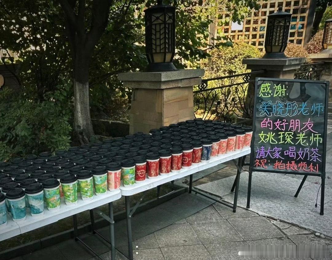 姚琛请客关晓彤剧组 从荧幕合作延伸到私下相处，互相惦记彼此的工作，希望之后二人还