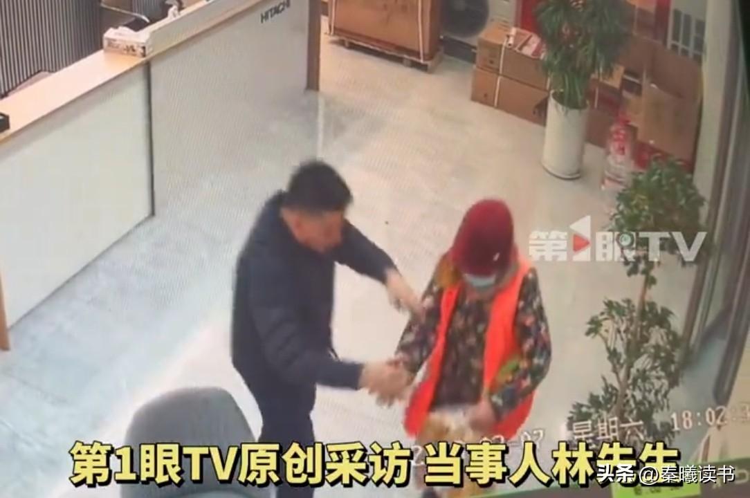 山东一空调店，环卫阿姨走进来，“老板，给你送馓子。”店主拒绝。阿姨急了：“可好吃