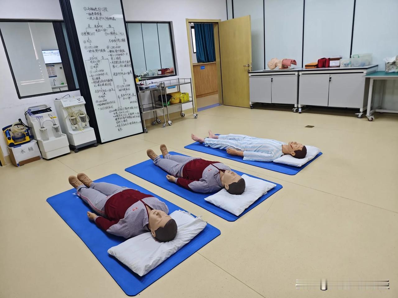 医用模拟人，就是那些“假病人”，专门用来给医护人员练手的“模特儿”。它们能装病、