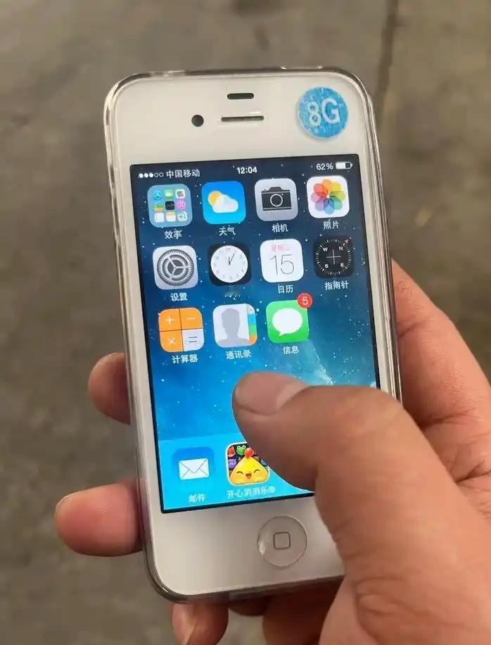 听说最近iPhone 4突然爆火了？
我家正好有一个，今天拿出来试了一下，发现一