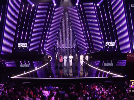 何炅被那英举手吓得ptsd了声鸣远扬那英举手的瞬间我跟着何炅一起吓了一跳！哈哈哈