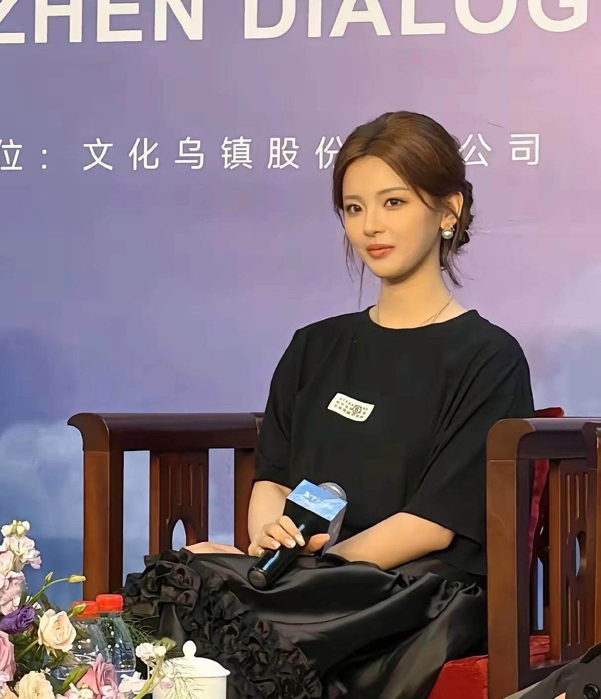 她明明才27岁，却感觉她已经火了很久很久了。杨超越能大火的原因，最主要的不是她的