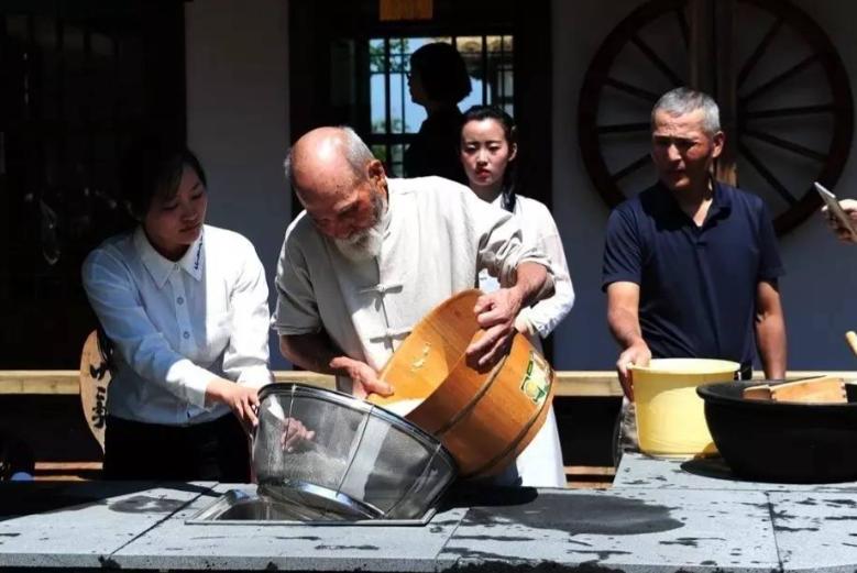 最近不少去日本旅游的游客发现了一个极其离谱的现象。
在东京和大阪街头，传统的日本