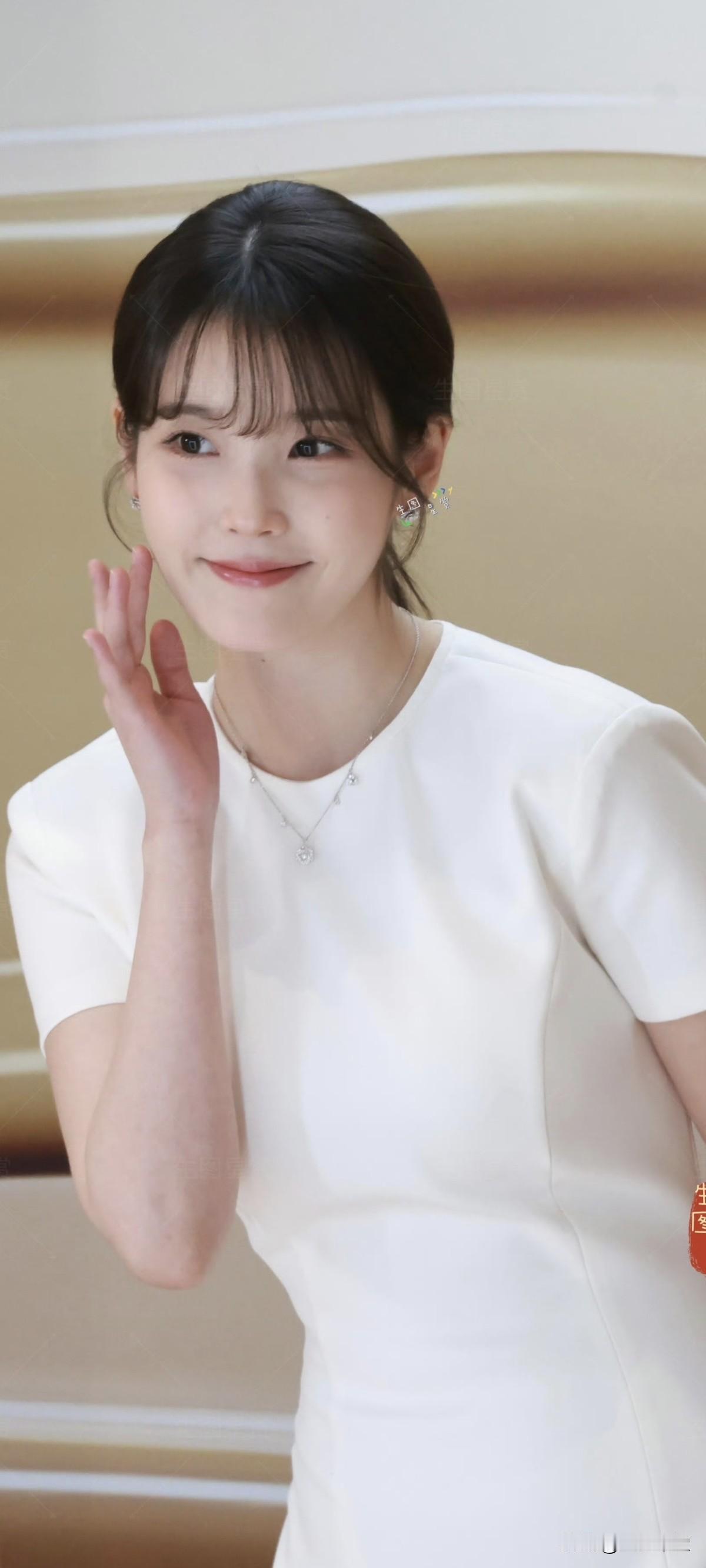 纯白系IU，白月光具象化娱乐圈有哪些长腿明星?