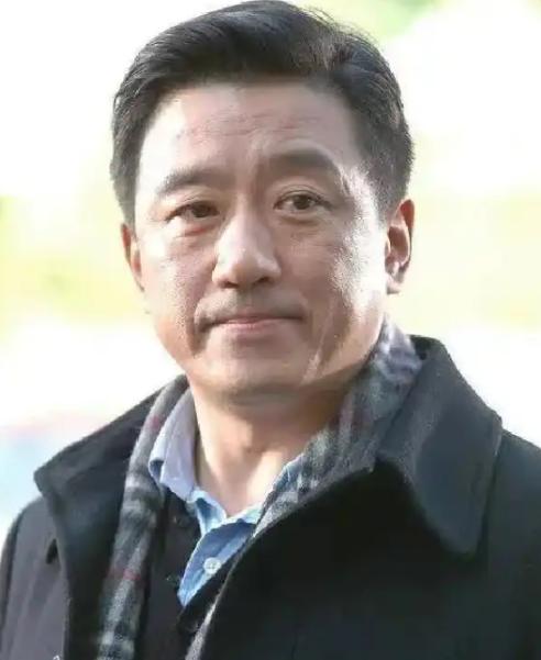 拍了70%的戏，男主角以为拿捏住了剧组，当场罢演要加钱，导演陈国军脸一沉：换人！