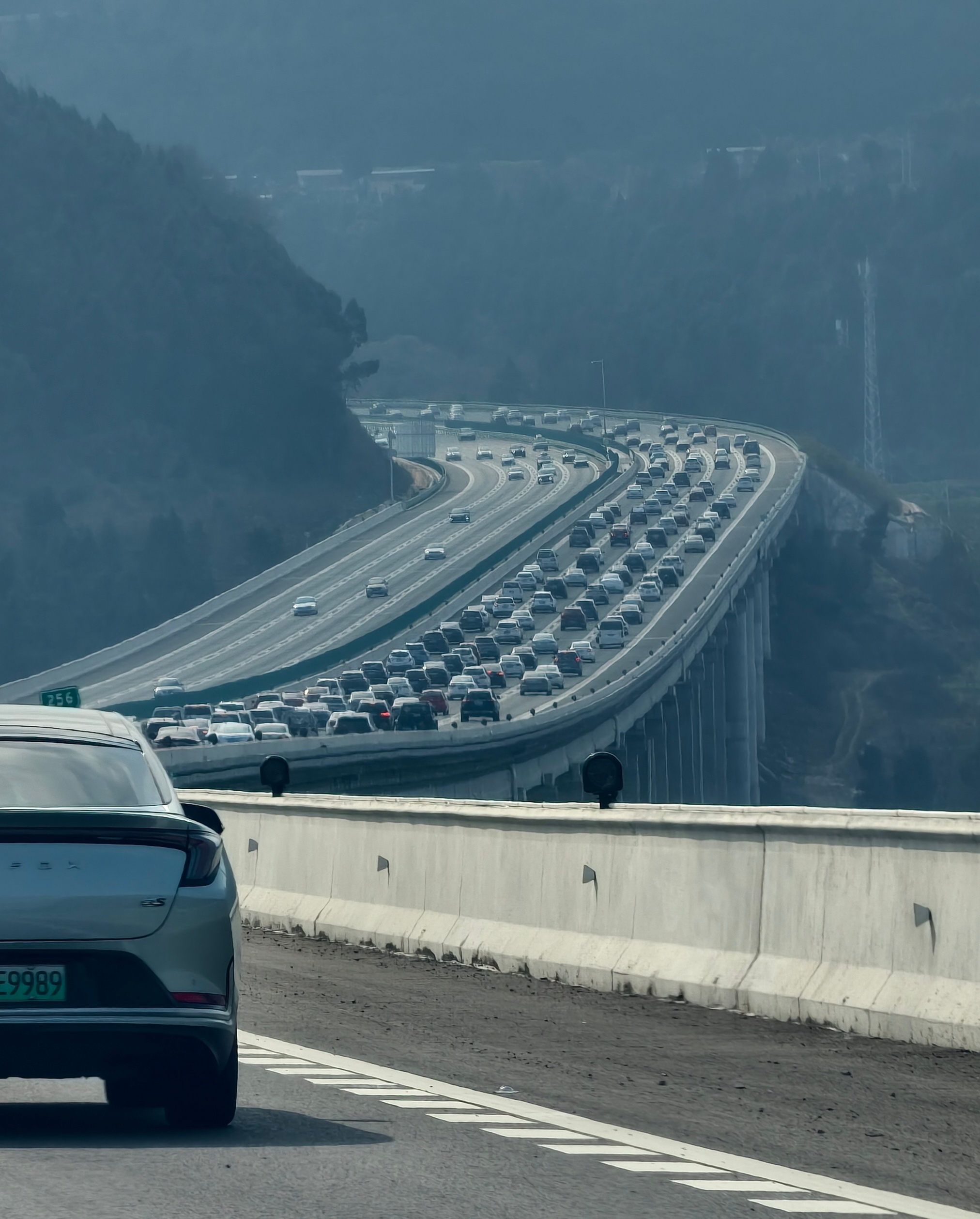 川A川G不语只是一味堵车  今天下午回成都的川A川G大军[允悲]刚通车的成绵扩容