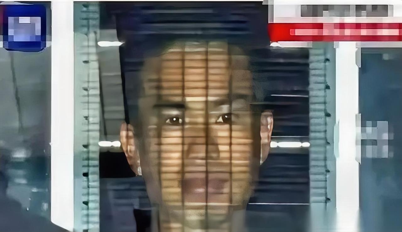 那个闯我们大使馆的日本军官，最带劲的不是他翻墙，也不是他买刀。是咱们的人，把他拿