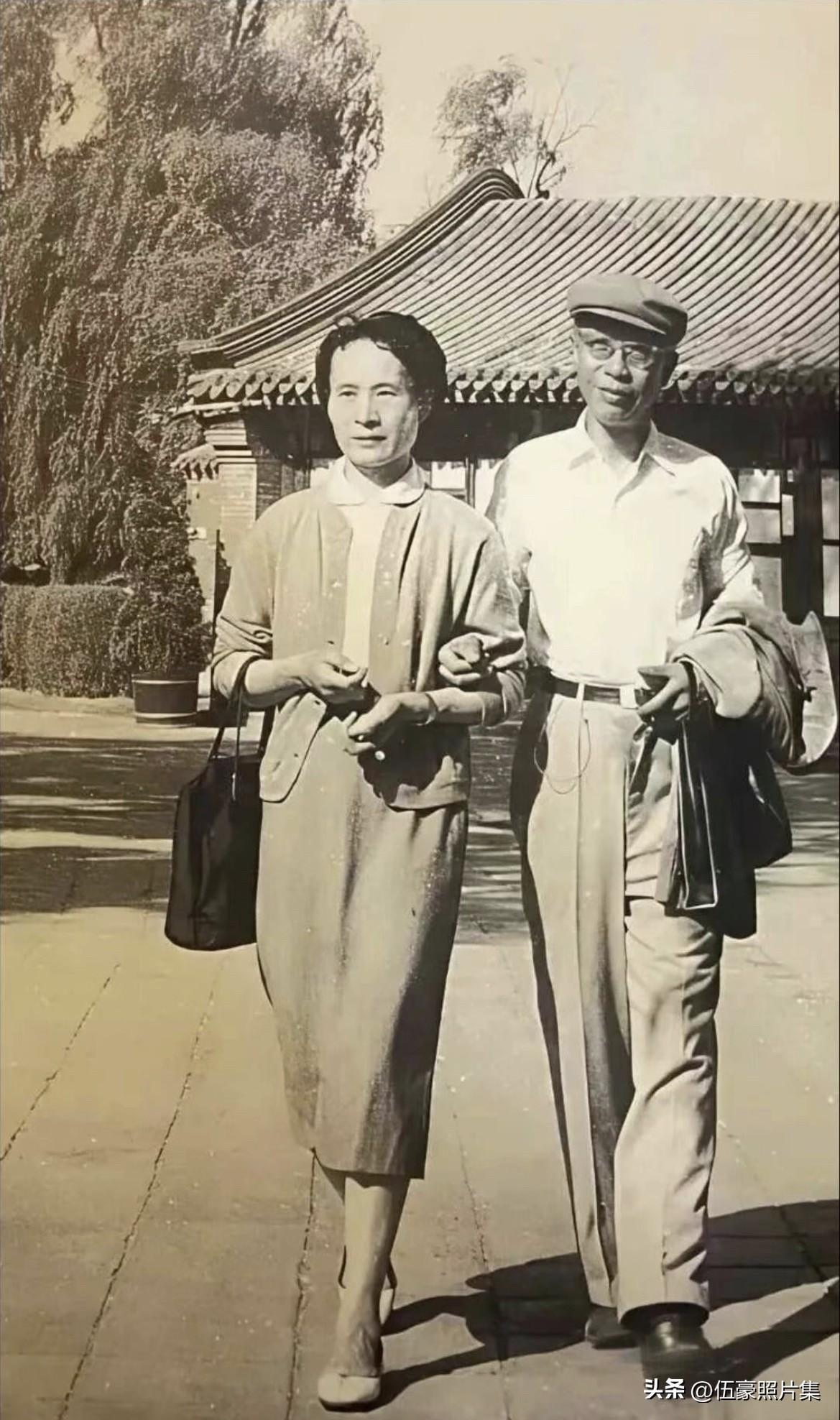 1964年，溥仪与李淑贤在北海公园散步的照片，非常的闲适。此时的溥仪，已不再是紫