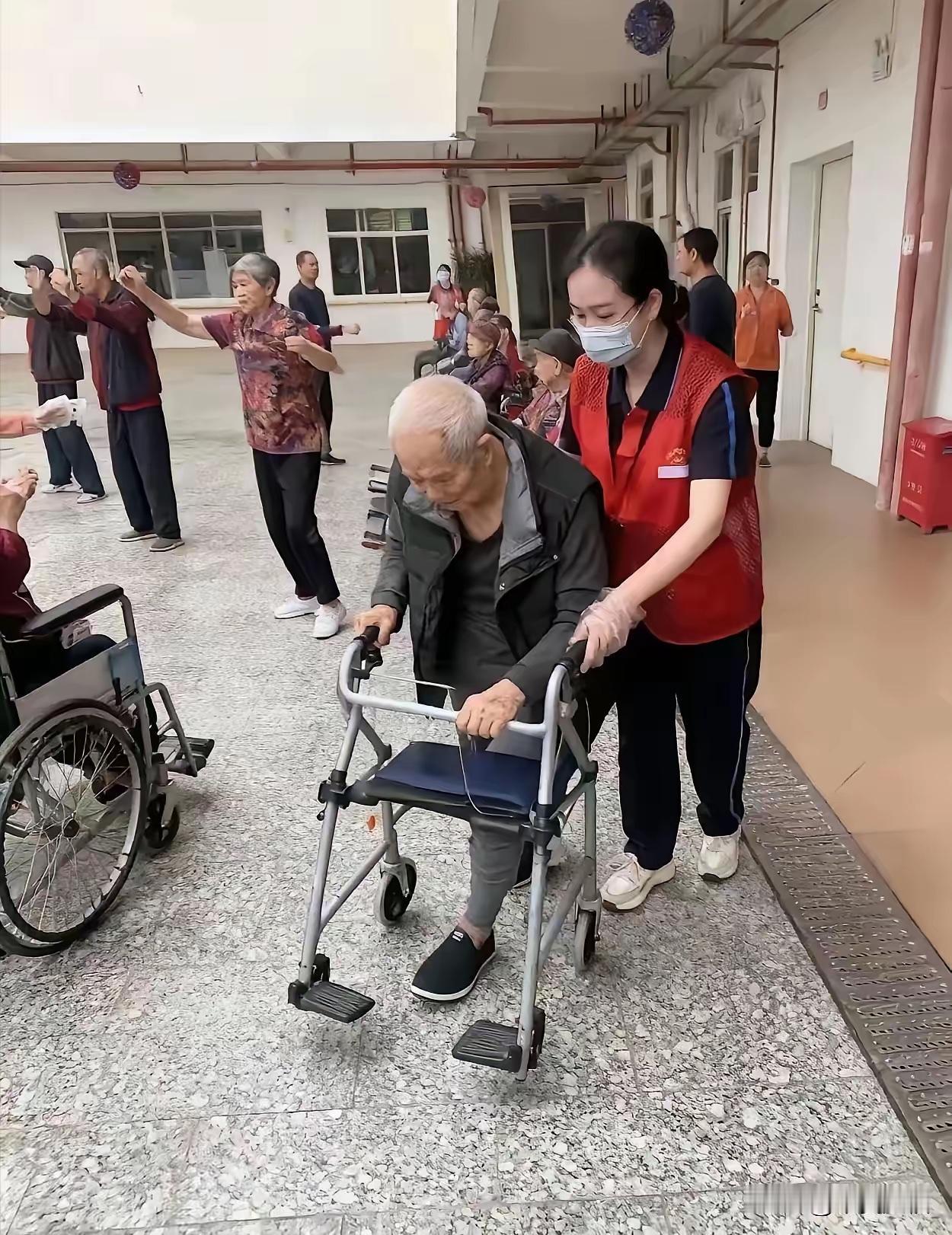 72岁退休小学教师在养老院遭女护工连扇6个巴掌，老人没喊没闹，只是颤着手拨通了3