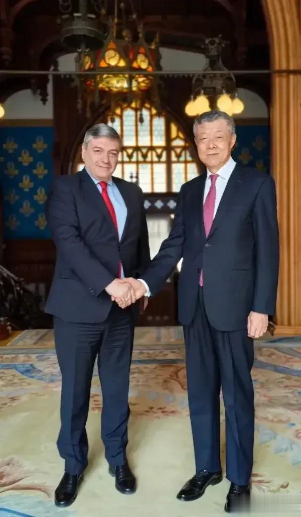 中国大使刘晓明接受采访时说，“中国既不是乌克兰危机的罪魁祸首，也不是乌克兰危机的
