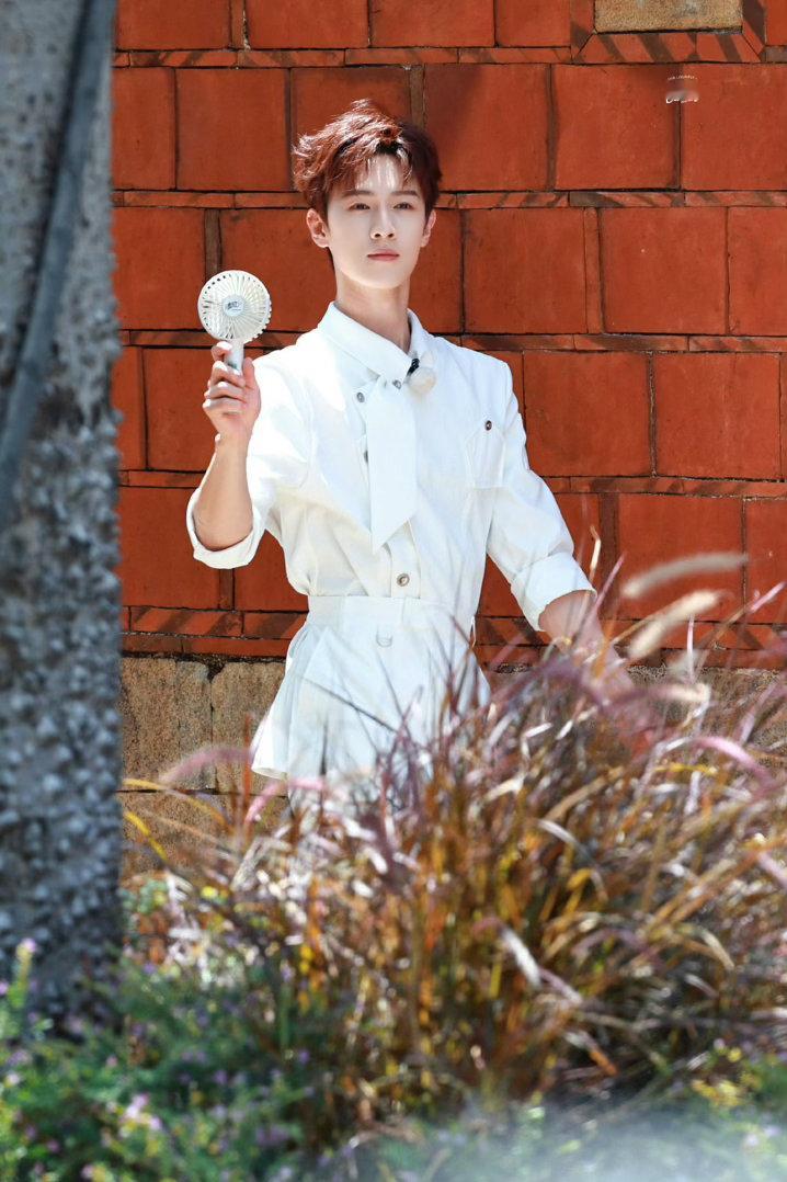 李昀锐弹射下车李昀锐把自己弹射下车李昀锐另类下车方式太出圈，自动弹射氛围感直接拉
