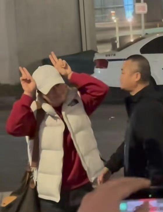 吴京开始走奶油老生路线了吴京正式开启爱豆时刻！热情不躲闪、宠粉无上限，兔耳朵、送