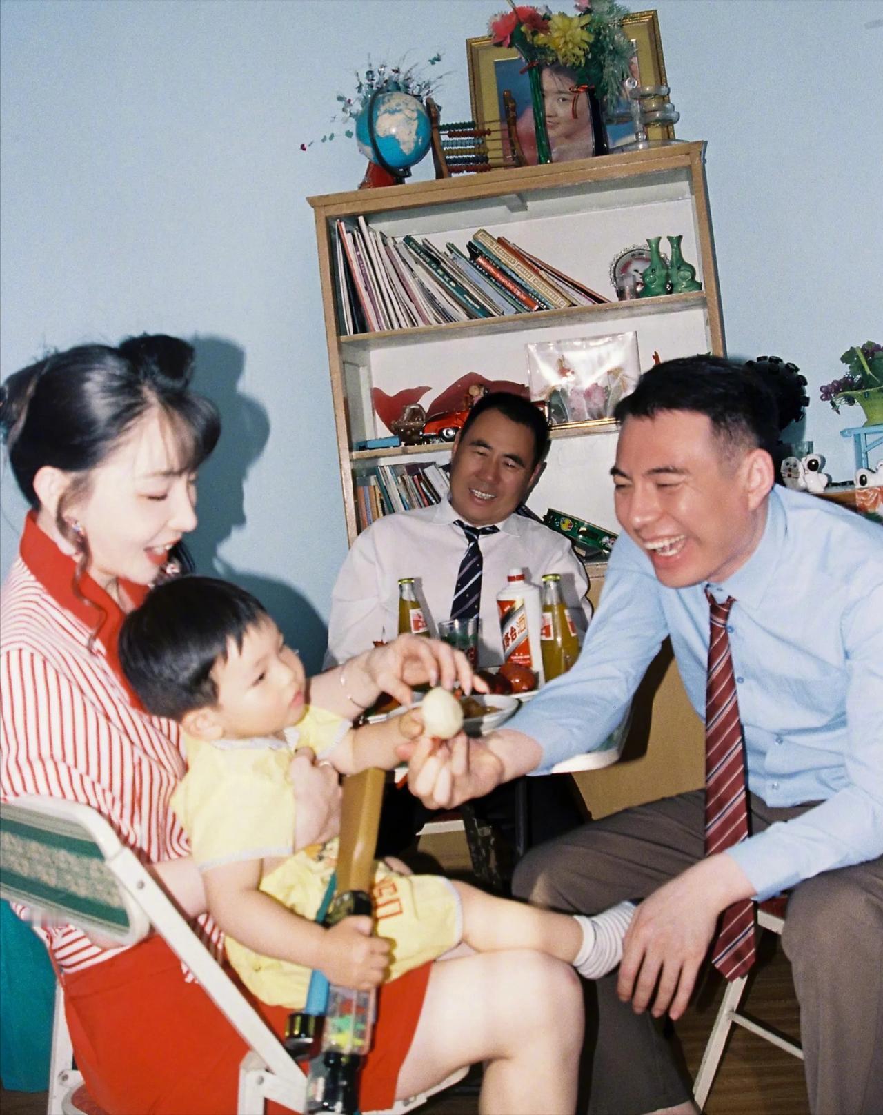 高晓松前妻夕又米和老公结婚三周年，一家人拍复古风写真！太有年代感了~

这段时间