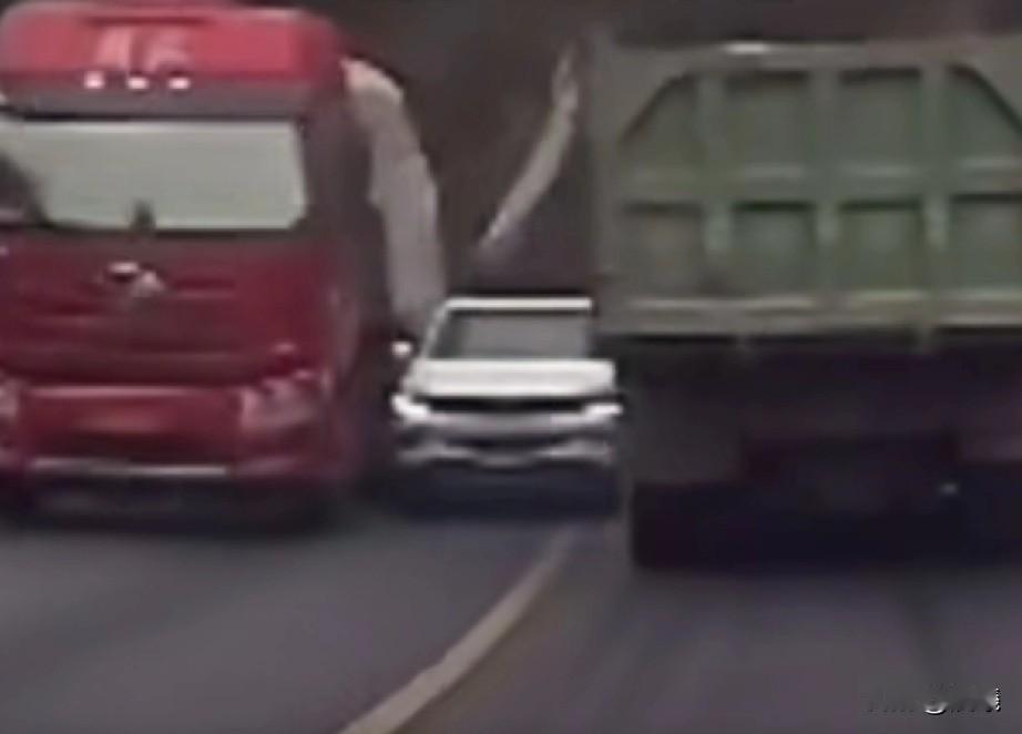 这种人就应该众生禁驾！

陕西眉县跟太白县的公路上，一辆绿色货车正常行驶着，对向