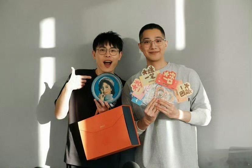 没认出这是赖冠霖没感觉有很大差别啊，还是不要打扰素人生活吧，毕竟退圈了 