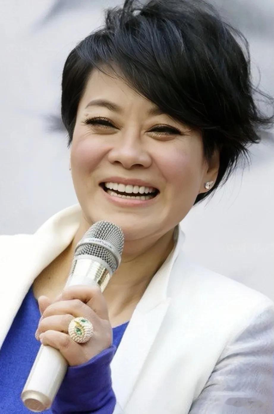 毛阿敏评价那英:第一遇到她，穿着一身牛仔裙，翻毛的边，给人的感觉风风火火，说话颠