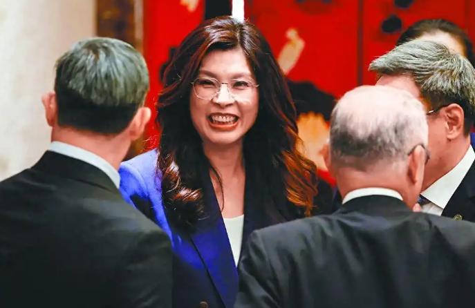 郑丽文意外感冒，这场病来得恰到好处。
她短暂沉寂后重磅发声，言辞犀利直击要害，当