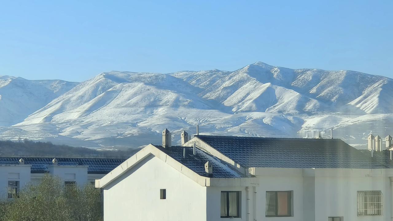 站在阳台，拉进了五公里外的雪山。虽然是手机，但也还能看清楚，这手机的长焦也不错呀