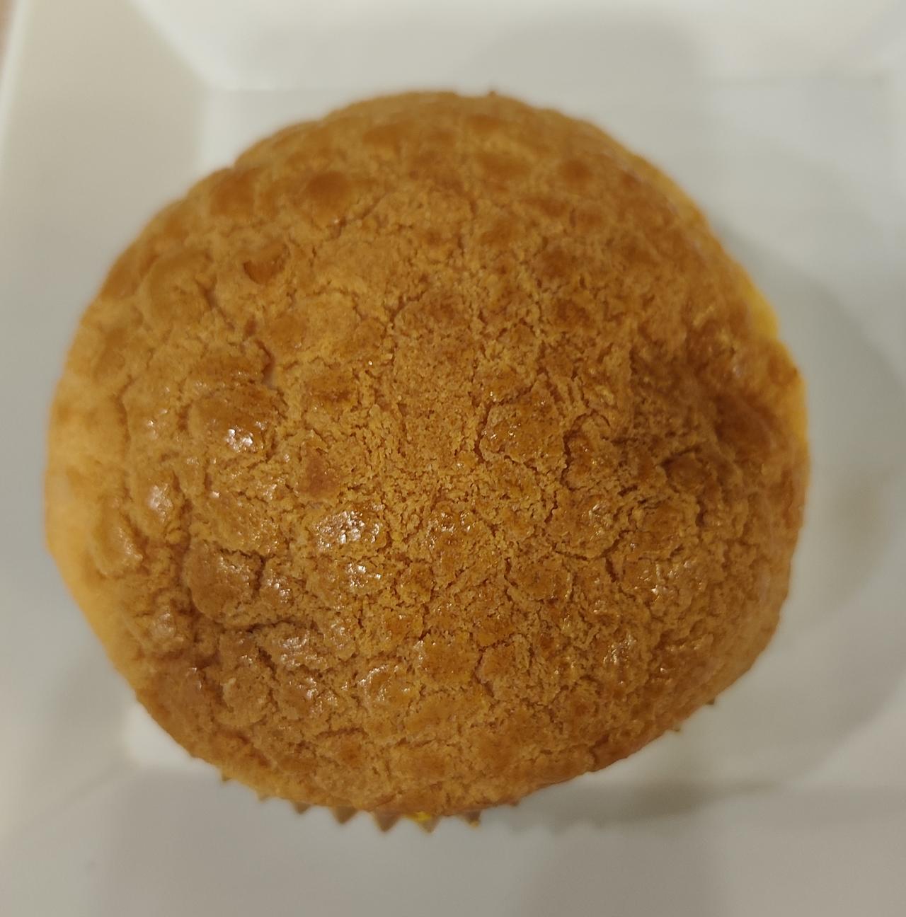 我记得广州70年代就有酥皮面包卖的，卖面包的两个姐姐是临时工，每天的工资是8角钱