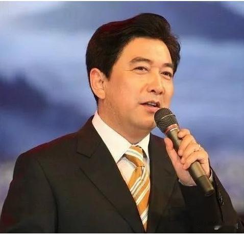 2007年，水均益老婆突然半身不遂，他二话不说就跟老婆离了婚，闺女哭哭啼啼地说：