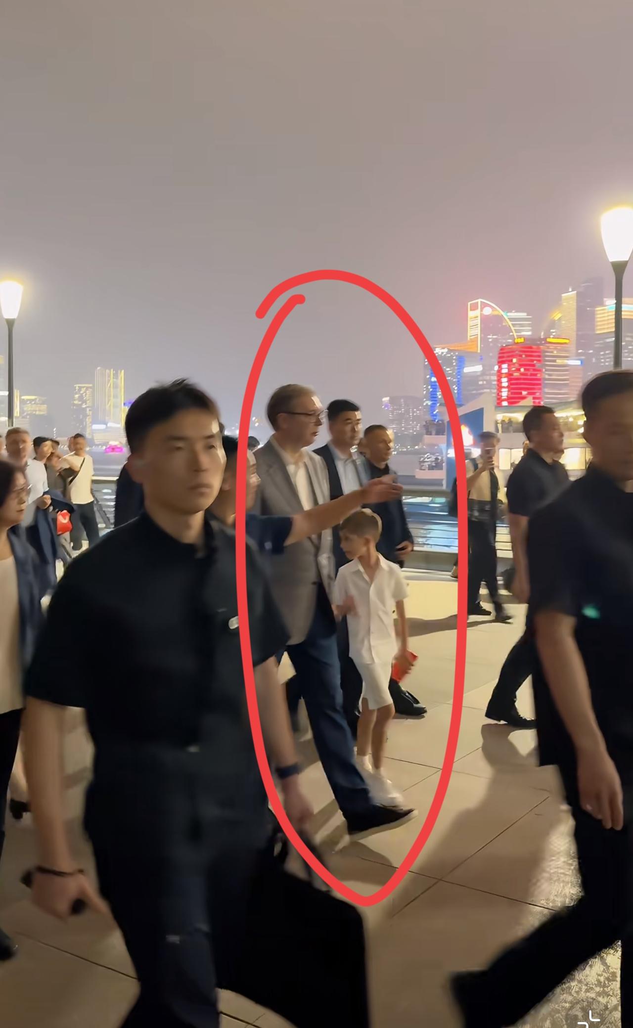 武契奇真人间清醒。看到他带儿子逛外滩，我才明白！真正的政治家，早就给孩子铺好未来
