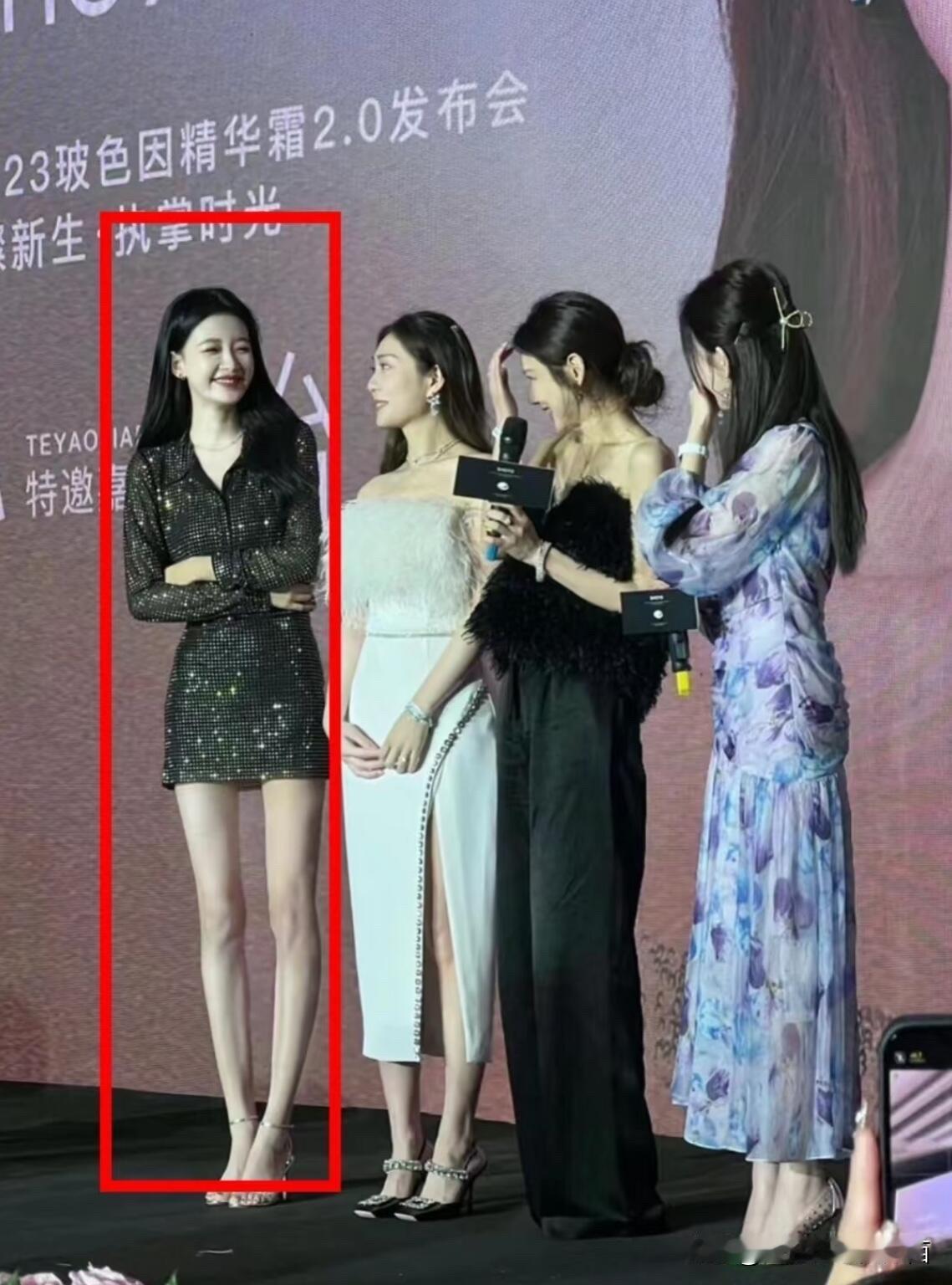 没有美颜和滤镜，在同框对比之下，还是左边的这一位是最好看的，身材高挑，皮肤有白嫩