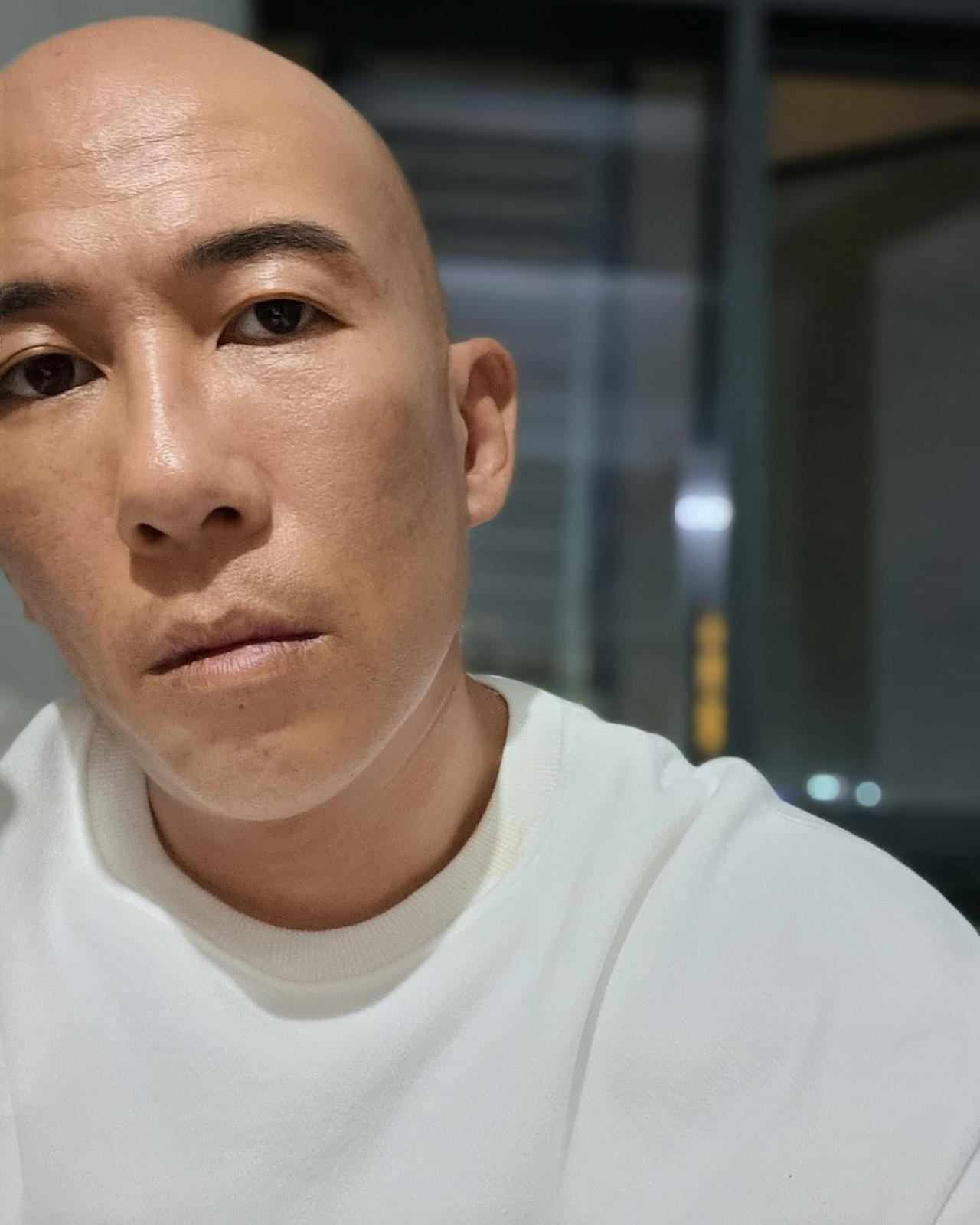 他以前是香港很出名歌手，后来去TVB拍戏，最经典就是在电视剧《使徒行者》中饰演挞