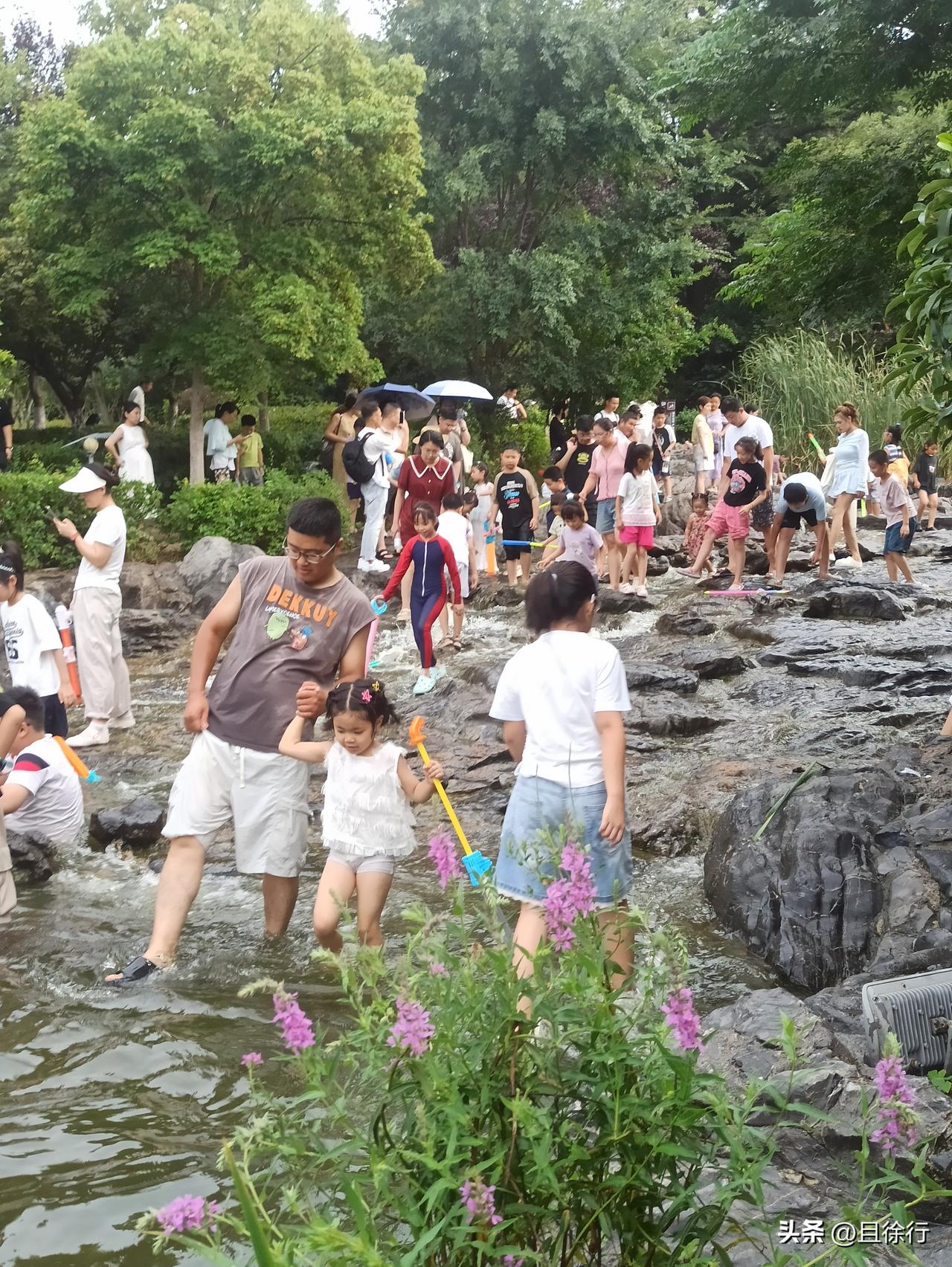 徐州珠山瀑布，又叫天师岭瀑布，因为山上建了个道教创始人张道陵天师的塑像，故名。这