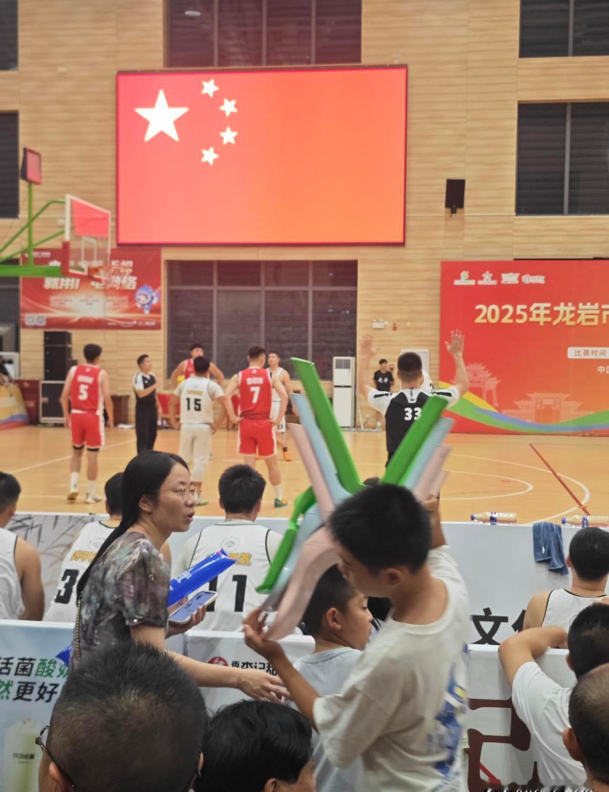 那一晚，龙岩体育公园炸了。
人挤人，喊得嗓子哑，没人在乎谁输谁赢。
可林炜那记三