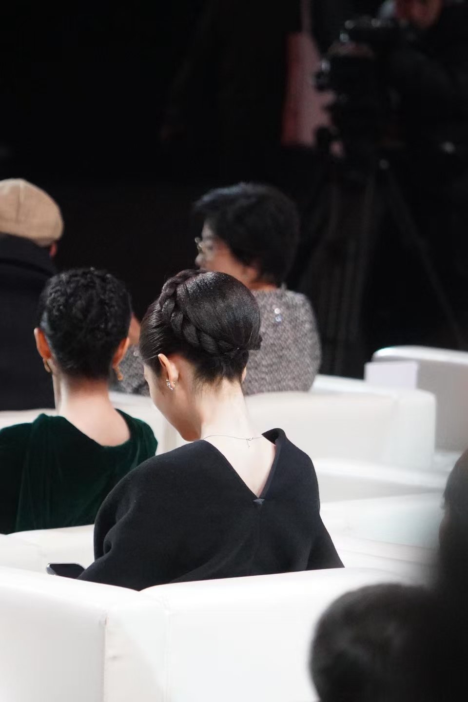 邢菲爱心后脑勺邢菲好标准的后脑勺 邢菲好标准的后脑勺，像一颗爱心