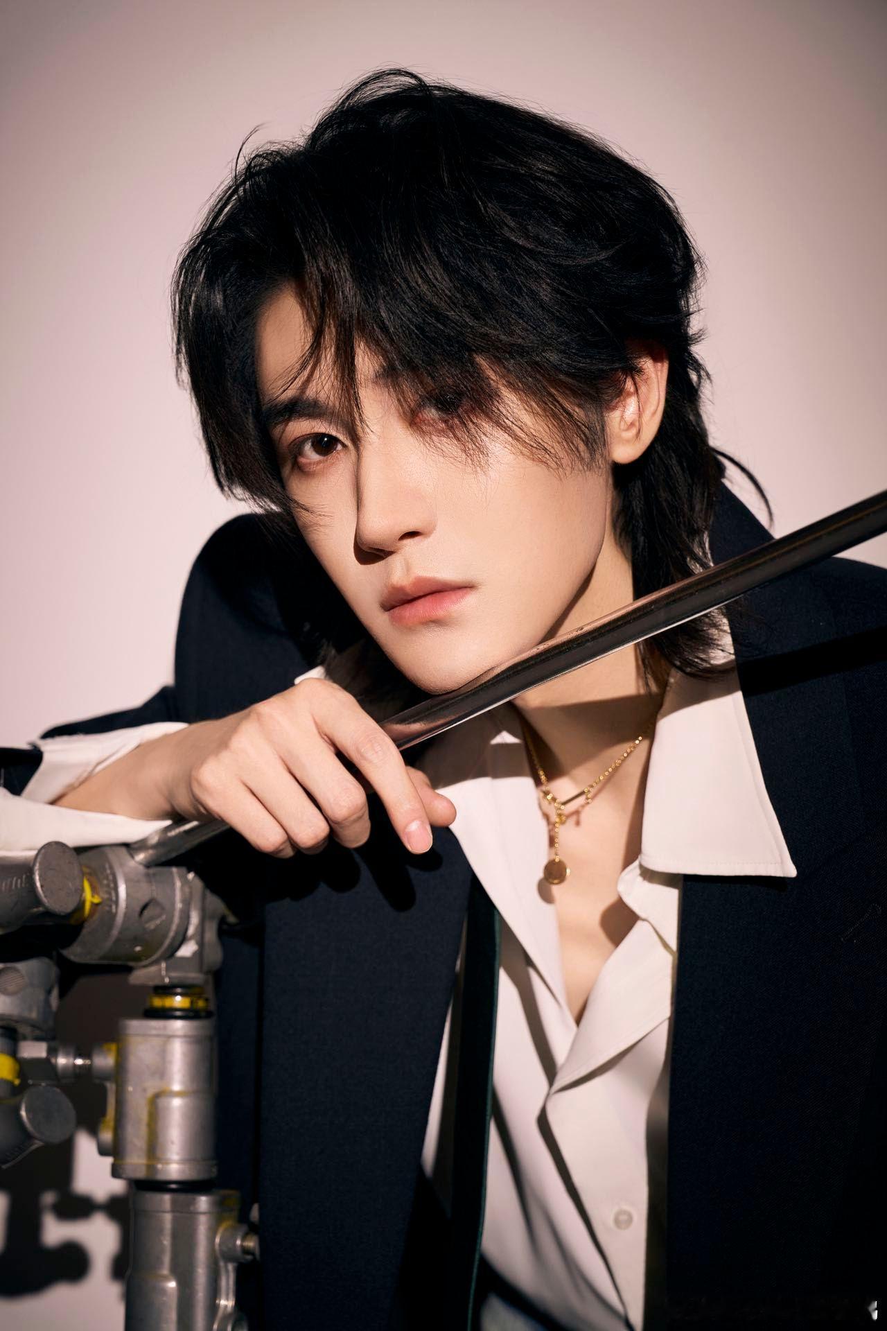 汪铎这衣服好就好在能看到胸肌 真的被汪铎狠狠帅到！这身穿搭完美凸显健身成果，胸肌